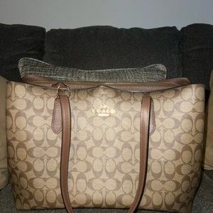 Coach Tote Bag in Signature Canvas - Laptop pocket
